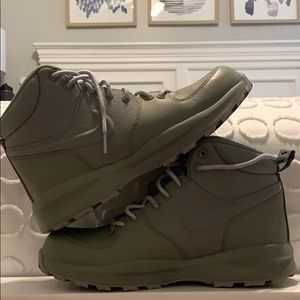 Nike custom manoa shoes size 7Y EUR: 40